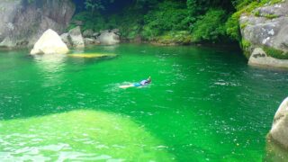 エメラルドグリーンの秘境の沢遊び